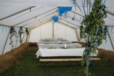 Das Hauptzelt, sehr einladend geschmückt