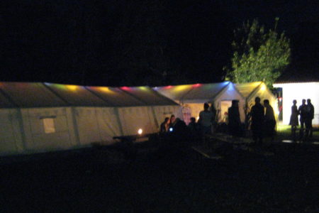 Auch nach Mitternacht standen trotz der Kälte noch viele vor den Zelten und genossen den Abend