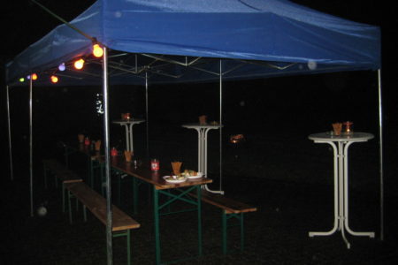 Der große Pavillon wartet auf die ersten Gäste