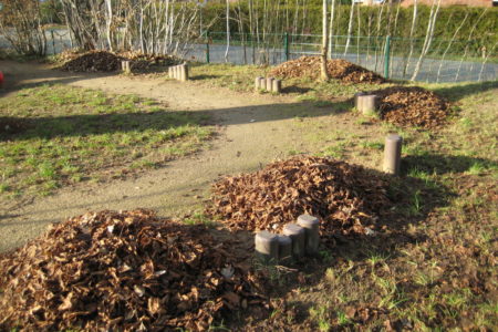 Laubhaufen, die noch auf ihren Abtransport warten