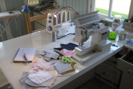 Maskenproduktion in der zum Atelier umfunktionierten Gartenhütte