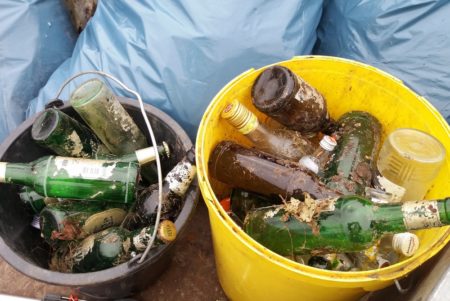 Drei Restmüllsäcke und zwei der Eimer mit Glasflaschen